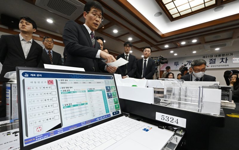 10일 경기 과천시 중앙선거관리위원회에서 열린 제21대 대통령선거 투·개표 시연회에서 선관위 관계자가 투표지분류기를 이용해 개표 과정 시연을 하고 있다. (공동취재) 2025.4.10/뉴스1 ⓒ News1 박지혜 기자