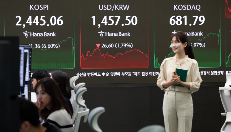 도널드 트럼프 미국 대통령의 상호관세 유예 발표로 주가가 급등하며 매수 사이드카가 발동된 10일 오후 서울 중구 하나은행 본점 딜링룸 전광판에 종가가 표시되고 있다. 2025.4.10/뉴스1 ⓒ News1 오대일 기자