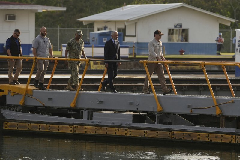 [파나마시티=AP/뉴시스] 피트 헤그세스 미국 국방장관(오른쪽)이 지난 8일(현지 시간) 파나마시티에서 파나마 운하의 미라플로레스 수문을 둘러보고 있다. 2025.04.10.
