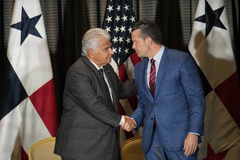 [파나마시티=AP/뉴시스] 9일(현지 시간) 파나마 파나마시티에서 열린 협정 체결식에서 호세 라울 무리노 파나마 대통령(왼쪽)과 피트 헤그세스 미국 국방장관이 악수하고 있다. 2025.04.10.