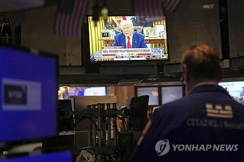 트럼프, '관세유예' 발표 3시간전 "매수할때"…"시장조작" 비판 (출처=연합뉴스)