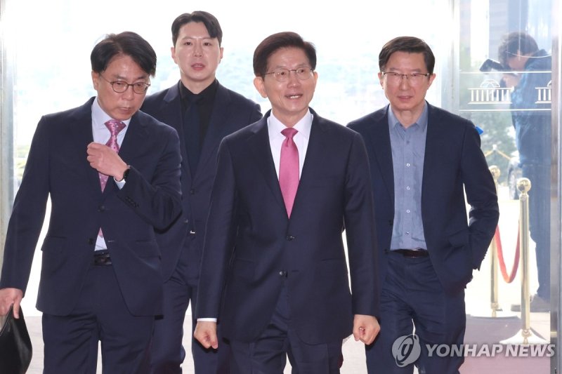 국회 들어서는 김문수 전 고용노동부 장관 (출처=연합뉴스)