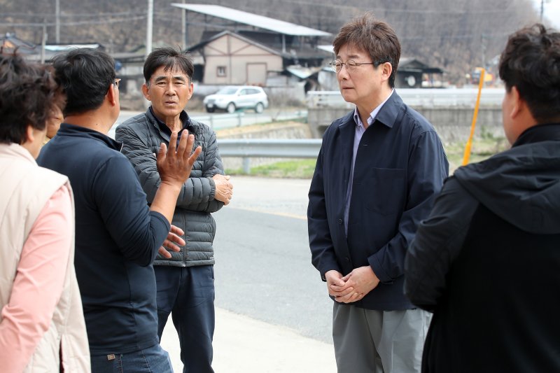 유승민 전 국민의힘 의원이 10일 오전 경북 안동시 일직면 원리를 찾아 산불 피해 이재민들의 어려움을 듣고 주민들을 위로하고 있다. 2025.4.10/뉴스1 ⓒ News1 공정식 기자