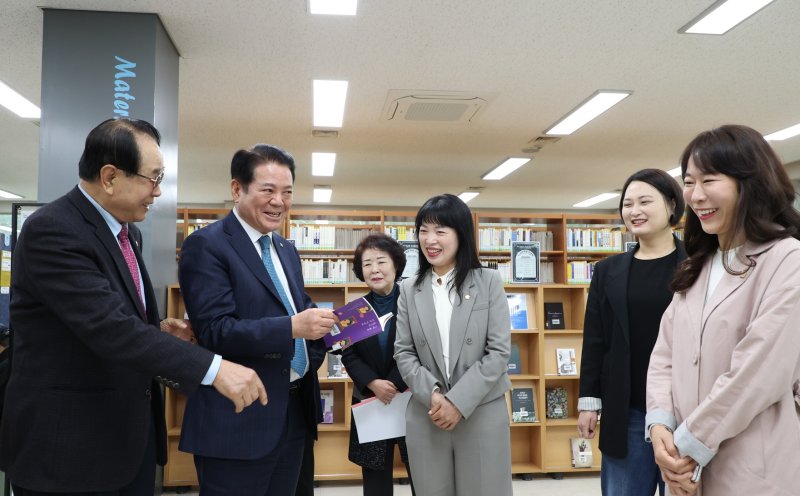 [안양=뉴시스] 최대호 안양시장(사진 왼쪽 두 번째)이 현판식 이후 석수도서관 내에 마련된 치매 도서 코너를 현판식 참가자들과 함께 둘러보고 있다. (사진=안양시 제공). 2025.04.10. photo@newsis.com *재판매 및 DB 금지