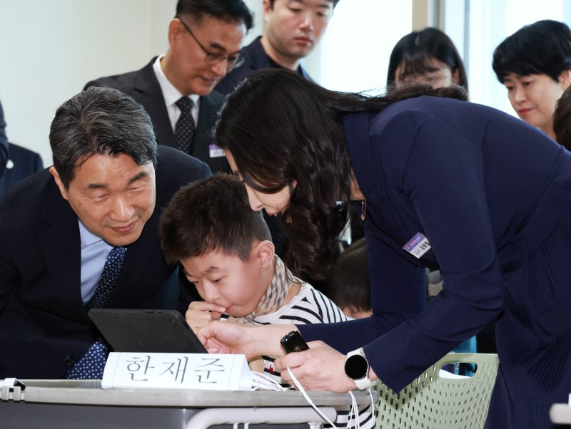 이주호 부총리, AI교과서 활용 수업 참관