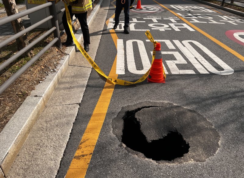[양주=뉴시스] 땅꺼짐 현장. (사진=경기도북부소방재난본부 제공) 2025.04.10 photo@newsis.com