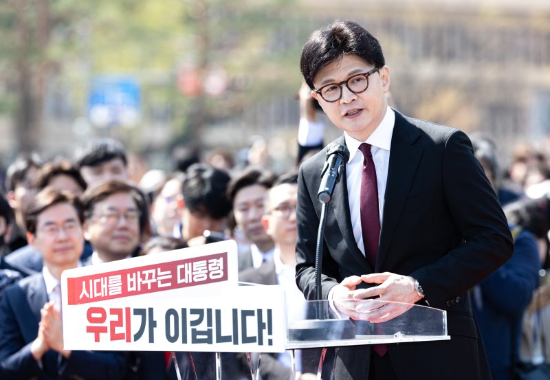 "잘사니즘" 이재명 출마 선언… "중산층 확대" 한동훈도 참전[6&middot;3 대선 레이스]