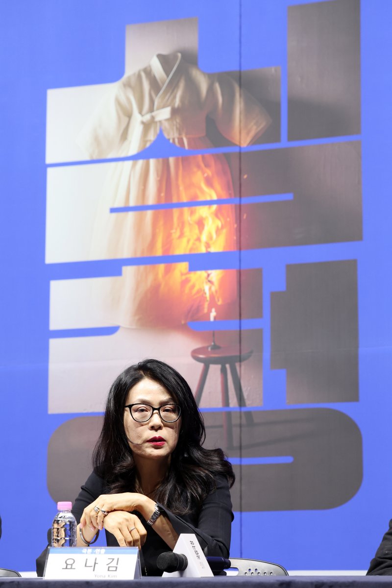 [서울=뉴시스] 박진희 기자 = 국립창극단 신작 '심청' 극본·연출 요나김이 10일 서울 중구 국립극장 하늘극장에서 판소리 '심청가'를 현대적으로 재해석한 신작 '심청' 제작발표회를 하고 있다. 2025.04.10. pak7130@newsis.com