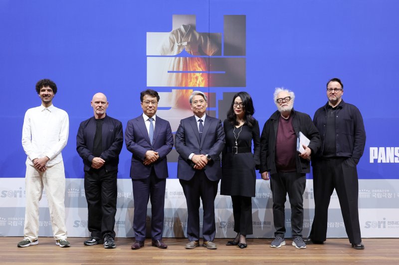 [서울=뉴시스] 박진희 기자 = 국립창극단은 10일 서울 중구 국립극장 하늘극장에서 판소리 '심청가'를 현대적으로 재해석한 신작 '심청' 제작발표회 및 공개 오디션을 하고 있다. 이날 자리에는 박인건 극장장, 이왕준 전주세계소리축제조직위원장, 유은선 예술감독, 요나김 극본·연출, 헤르베르트 무라우어(무대디자인), 팔크 바우어(의상디자인), 벤야민 뤼트케(영상/라이브카메라), 프랑크 쉔발트(소품 어시스턴트) 등이 참석했다. 2025.04.10. pak7130@newsis.com