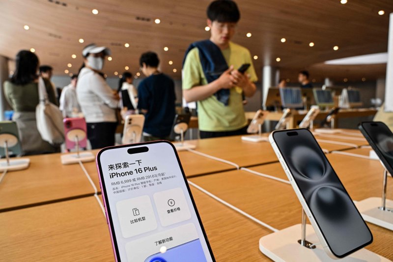 갤럭시 '관세 유예' 반사이익 기대… 90% 中 생산 아이폰은 가격인상 불가피[관세전쟁]