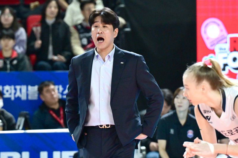 [서울=뉴시스] 여자배구 한국도로공사 김종민 감독이 지난달 19일 대전충무체육관에서 열린 도드람 2024~2025 V-리그 여자부 정관장과의 경기에서 선수들의 경기를 지켜보고 있다. (사진=KOVO 제공) 2025.03.19. *재판매 및 DB 금지
