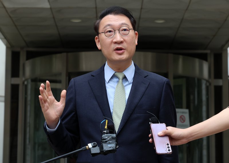 [서울=뉴시스] 이영환 기자 = 경동고 수능 타종사고 수험생 법률대리인 김우석 변호사가 27일 오전 서울 서초구 서울중앙지방법원에서 열린 대한민국 상대 손해배상 청구 소송 선고 재판을 마친 후 기자회견을 하고 있다.지난 2023년 11월 치러진 2024학년도 대학수학능력시험 당시 서울 성북구 경동고등학교 고사장에서 시험 종료 알람이 1분 일찍 울리는 사고가 발생했다. 재판부는 피해를 입은 수험생들 100만원, 300만원 배상 판결을 내렸다. 2025.03.27. 20hwan@newsis.com