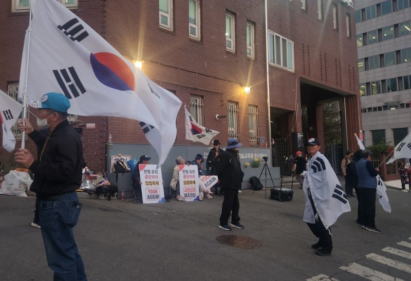관저 인근의 윤석열 전 대통령 지지자들 (출처=연합뉴스)