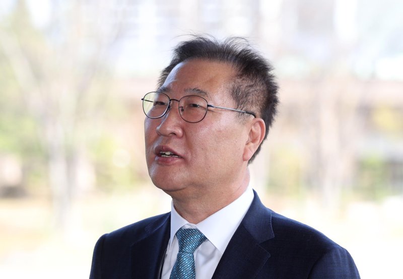 [과천=뉴시스] 김선웅 기자 = 탄핵소추안이 기각돼 직무에 복귀한 박성재 법무부 장관이 10일 경기 과천시 정부과천청사 법무부로 출근하며 취재진 질문에 답하고 있다. 2025.04.10. mangusta@newsis.com