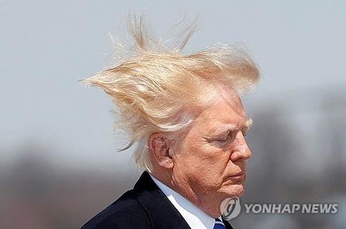 "내 아름다운 모발 관리를 위해"..트럼프, 美 '수압 제한 폐지' 행정명령