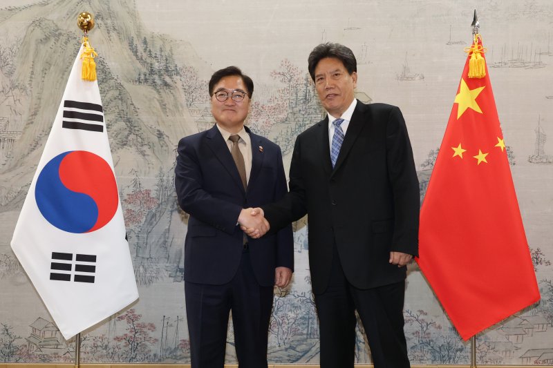우원식 국회의장이 10일 오후 서울 여의도 국회에서 뤄쌍장춘 중국 전인대 상무위원회 부위원장을 접견하고 있다. 2025.4.10/뉴스1 ⓒ News1 이광호 기자
