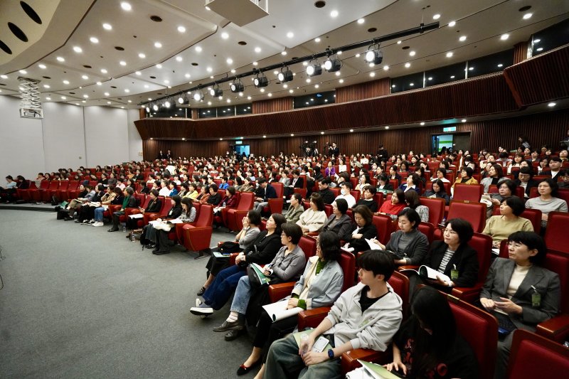 [서울=뉴시스] 대한간호협회는 10일 서울 여의도 국회도서관 대강당에서 '간호법 하위법령 제정을 위한 정책토론회'를 개최했다. 이날 참석자들이 패널 토론을 경청하고 있다. (사진=대한갑호협회 제공) 2025.04.10. photo@newsis.com *재판매 및 DB 금지