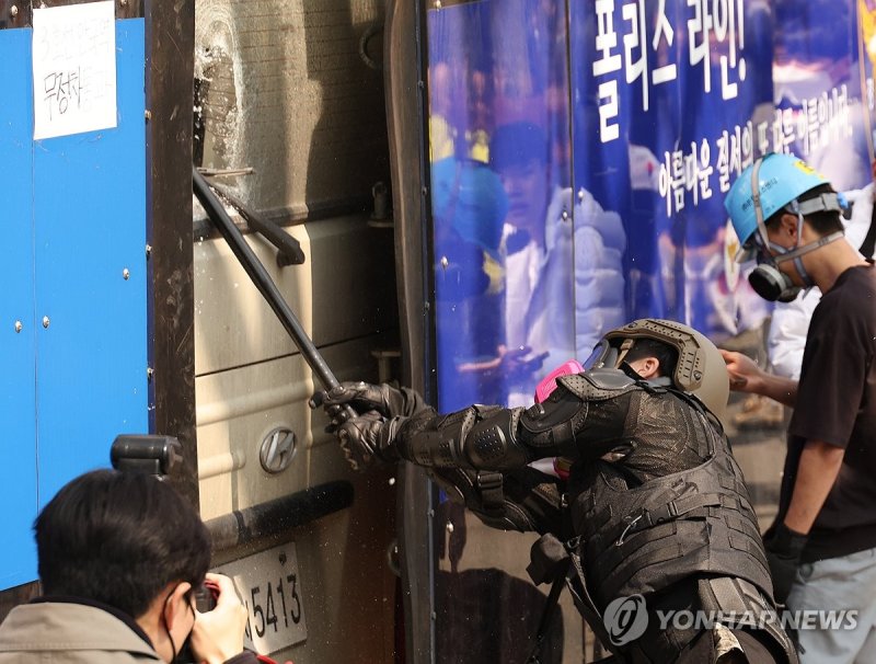 파면 선고에 차량 부수는 윤 대통령 지지자 (출처=연합뉴스)