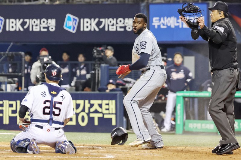 10일 오후 서울 송파구 잠실야구장에서 열린 '2025 신한 SOL뱅크 KBO 리그' 한화 이글스와 두산 베어스의 경기 6회초 1사 주자 1,3루 상황에서 한화 플로리얼이 노시환의 볼넷 판정 때 문현빈과의 이중도루 작전 끝에 득점에 성공한 뒤 기뻐하고 있다. 2025.4.10/뉴스1 ⓒ News1 민경석 기자