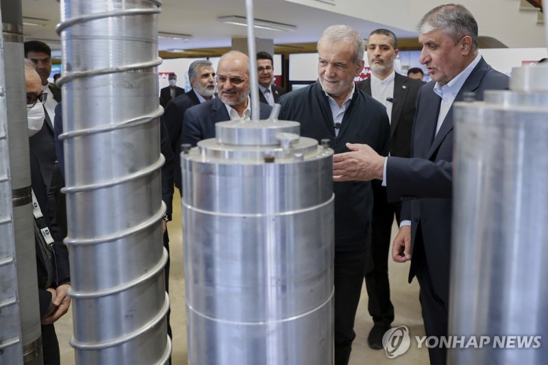 핵설비 살펴보는 이란 대통령 (출처=연합뉴스)