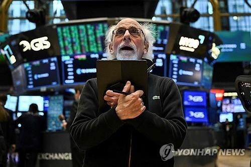 뉴욕 증권거래소의 트레이더 (출처=연합뉴스)