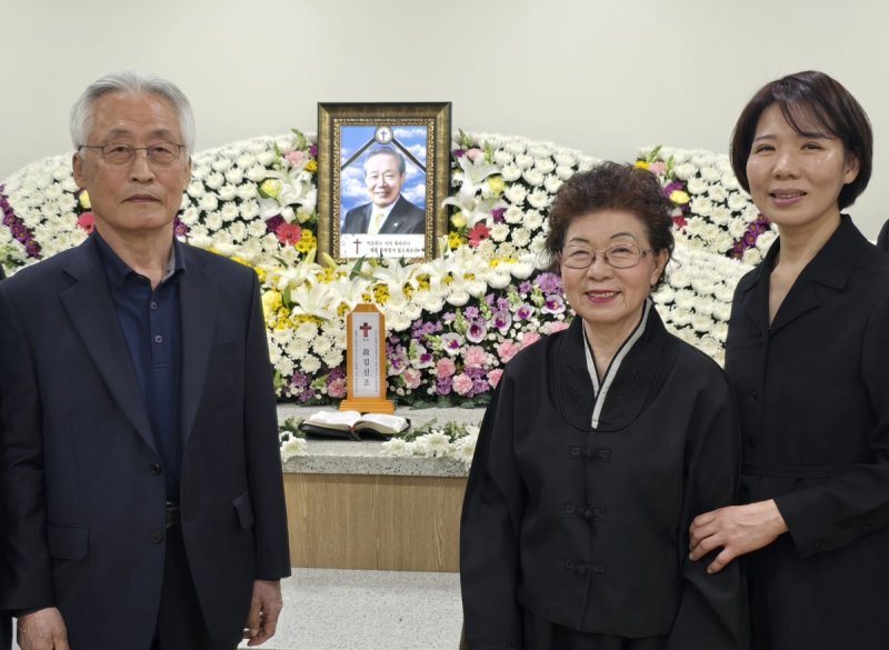 고(故) 김신조 목사 빈소에서 만난 우성제 씨와 유족들 (출처=연합뉴스)