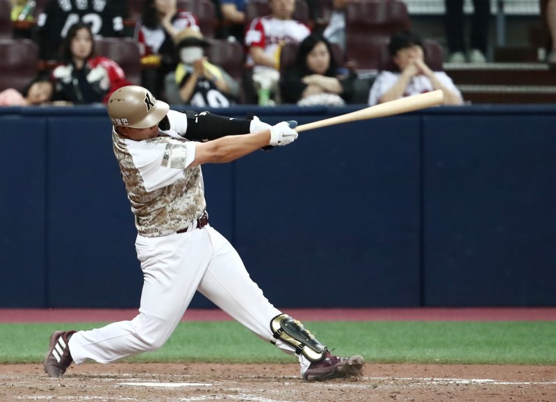 7일 오후 서울 구로구 고척 스카이돔에서 열린 프로야구 '2023 신한은행 SOL KBO리그' LG 트윈스와 키움 히어로즈 경기 연장 12회말 무사 2루 상황에서 키움 김수환이 역전 홈런을 치고 있다. 2023.6.7/뉴스1 ⓒ News1 김민지 기자