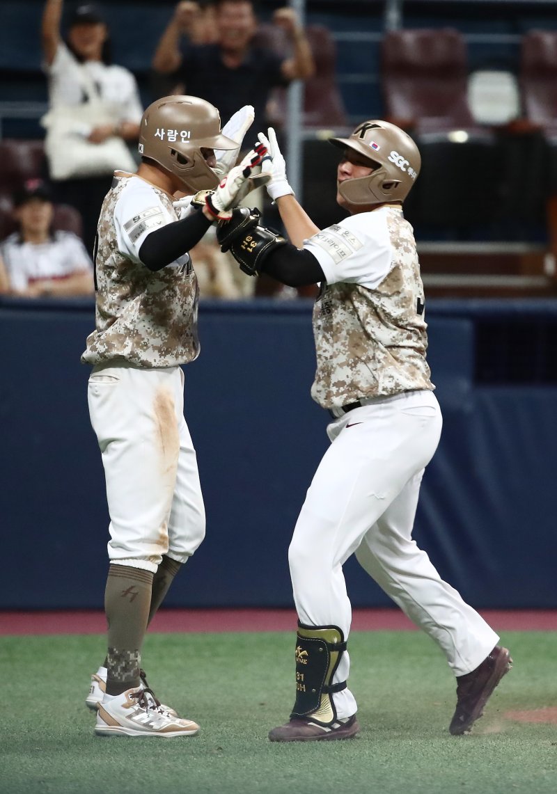 7일 오후 서울 구로구 고척 스카이돔에서 열린 프로야구 '2023 신한은행 SOL KBO리그' LG 트윈스와 키움 히어로즈 경기 연장 12회말 무사 2루 상황에서 키움 김수환이 역전 홈런을 친 뒤 홈인한 이정후와 기뻐하고 있다. 2023.6.7/뉴스1 ⓒ News1 김민지 기자