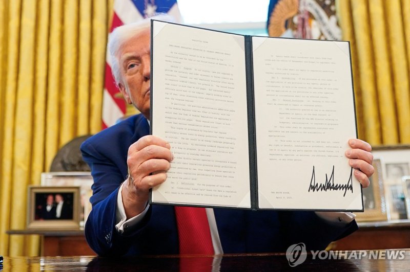 서명한 행정명령서 보여주는 트럼프 미국 대통령 (출처=연합뉴스)