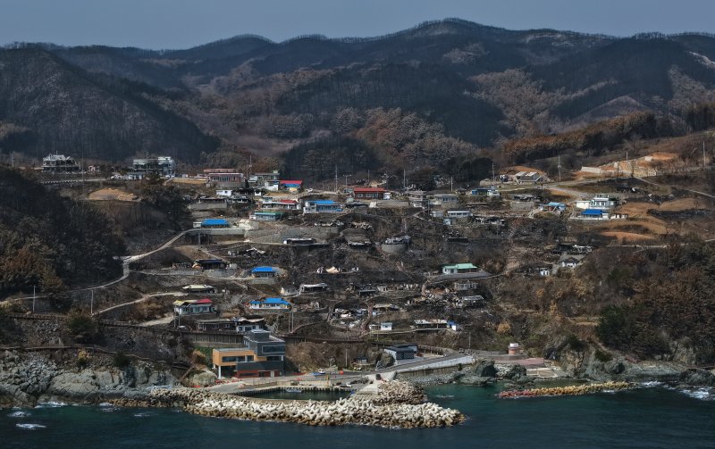 [영덕=뉴시스] 김금보 기자 = 10일 경북 영덕군 영덕읍 석리 어촌마을이 산불에 파괴돼 있다.주민들은 산불이 마을을 덮치던날 해경선을 타고 바다로 대피했다.2025.04.10. kgb@newsis.com