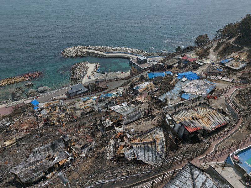 [영덕=뉴시스] 김금보 기자 = 10일 경북 영덕군 영덕읍 석리 어촌마을이 산불에 파괴돼 있다.주민들은 산불이 마을을 덮치던날 해경선을 타고 바다로 대피했다.2025.04.10. kgb@newsis.com