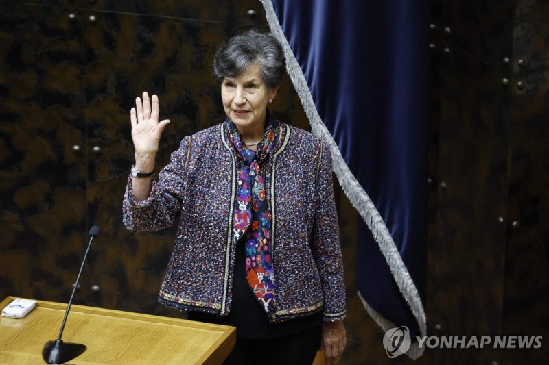 파면 결정을 받고 칠레 상원에서 마지막 인사하는 이사벨 아옌데 전 의원 (출처=연합뉴스)