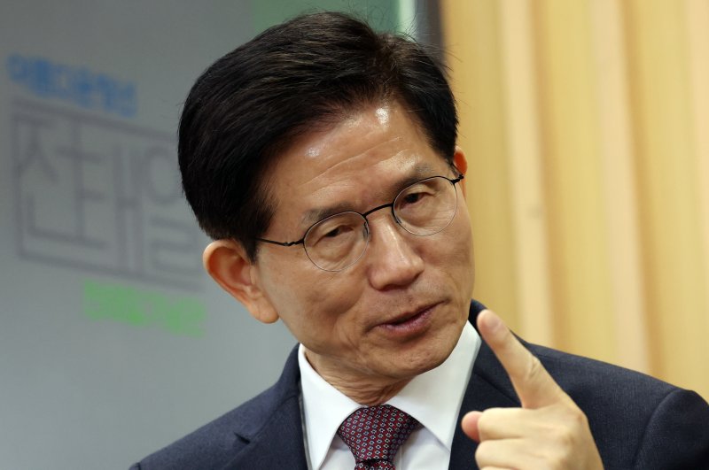 21대 대통령 선거 출마를 선언한 김문수 전 고용노동부 장관이 10일 오전 서울 종로구 청계천로 전태일기념관을 찾아 청년들과 간담회를 하고 있다. 2025.4.10/뉴스1 ⓒ News1 김명섭 기자