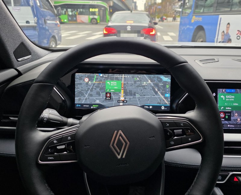 [서울=뉴시스] 박현준 기자 = 그랑 콜레오스 운전석 클러스터에 티맵 내비게이션을 띄운 모습. parkhj@newsis.com *재판매 및 DB 금지