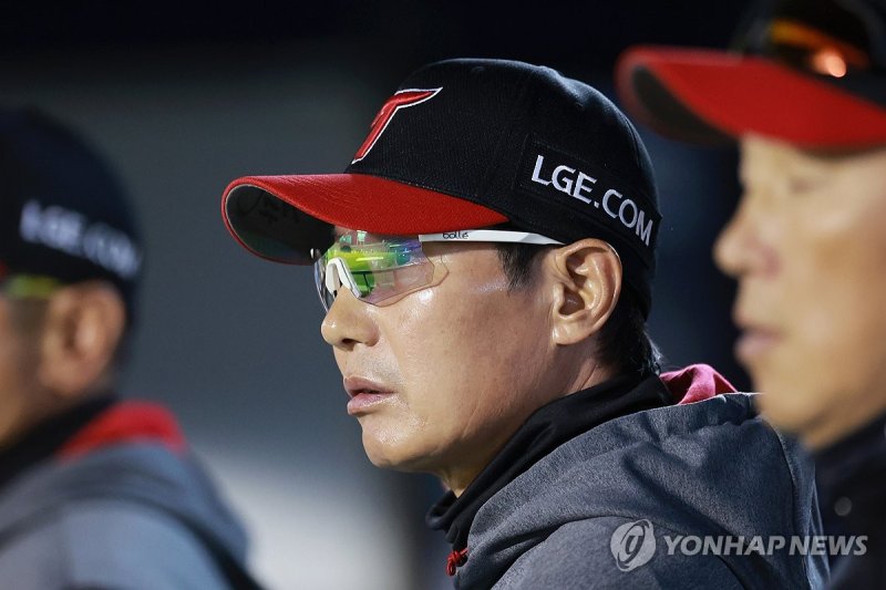 경기 지켜보는 염경엽 감독 (출처=연합뉴스)