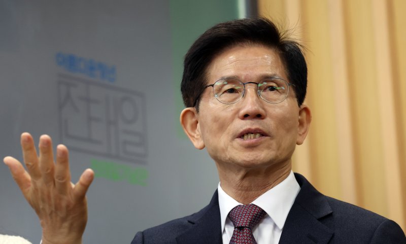 21대 대통령 선거 출마를 선언한 김문수 전 고용노동부 장관이 10일 오전 서울 종로구 청계천로 전태일기념관을 찾아 청년들과 간담회를 하고 있다. 2025.4.10/뉴스1 ⓒ News1 김명섭 기자