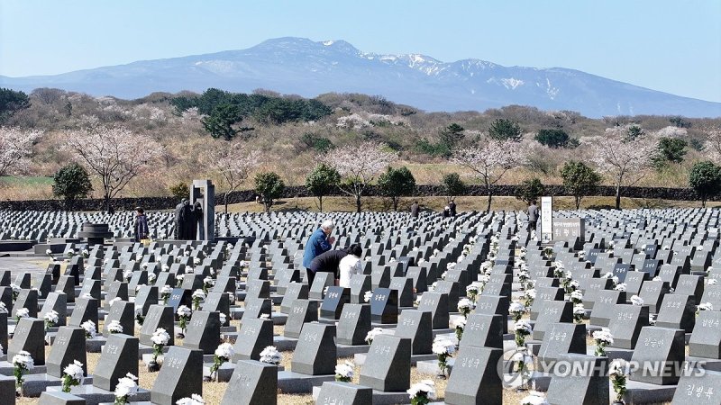 77년이 지나도 여전한 슬픔 (출처=연합뉴스)