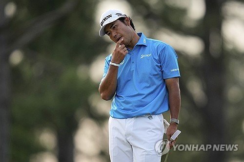 퍼팅 라인을 살피고 고심하는 마쓰야마. (출처=연합뉴스)