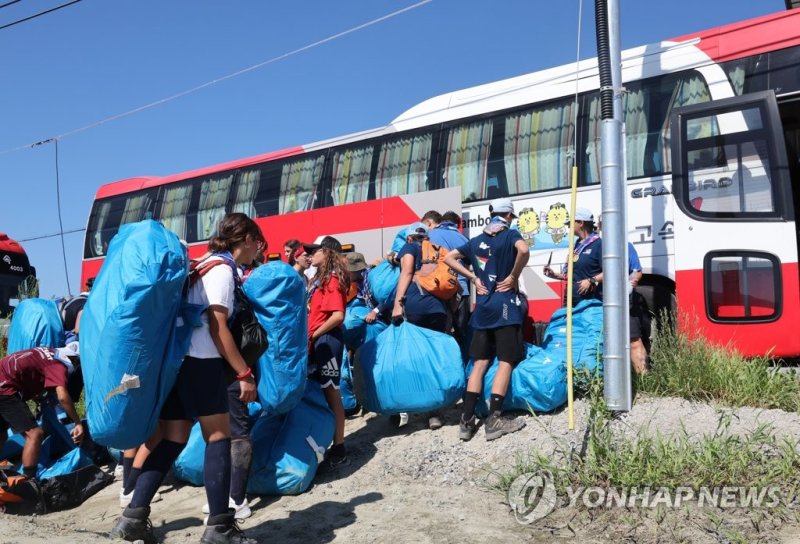 버스에 실리는 스카우트 짐 (출처=연합뉴스)