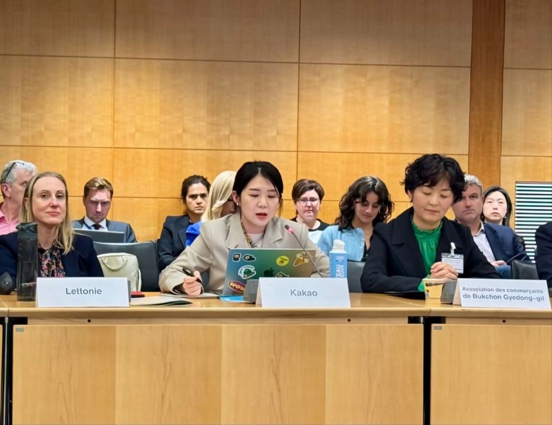 지난 10일 프랑스 파리 OECD 본부에서 김은화 카카오 상생사업 리더(왼쪽에서 두번째) '프로젝트 단골'의 성과를 소개하고 있다. 카카오 제공.