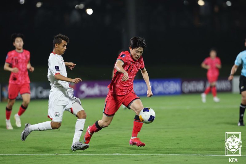 [서울=뉴시스] 10일(현지 시간) 사우디아라비아 킹 압둘라 스포츠시티 스타디움에서 열린 2025 AFC U-17 아시안컵 조별리그 C조 3차전 한국 대 예멘 경기에서 정현웅이 드리블을 하고 있다. 한국은 이날 경기에서 예멘을 1-0으로 꺾고 8강에 진출했다. (사진=대한축구협회 제공) 2025.04.11. photo@newsis.com *재판매 및 DB 금지