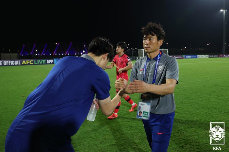 [서울=뉴시스] 10일(현지 시간) 사우디아라비아 킹 압둘라 스포츠시티 스타디움에서 열린 2025 AFC U-17 아시안컵 조별리그 C조 3차전 한국 대 예멘 경기에서 승리한 백기태 감독이 대표팀을 격려하고 있다. 한국은 이날 경기에서 예멘을 1-0으로 꺾고 8강에 진출했다. (사진=대한축구협회 제공) 2025.04.11. photo@newsis.com *재판매 및 DB 금지