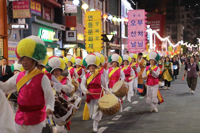 [부산=뉴시스] 부산 중구 광복로 연등문화제 행사 모습. (사진=부산 중구 제공) 2025.04.11. photo@newsis.com *재판매 및 DB 금지