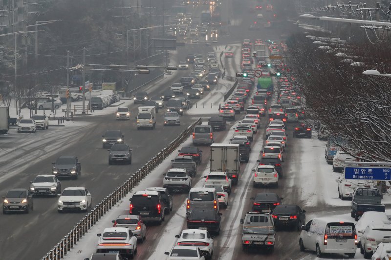 대구에 대설주의보가 내린 12일 오전 앞산터널 주변 도로에 출근길 차량이 정체를 빚고 있다. 2025.2.12/뉴스1 ⓒ News1 공정식 기자