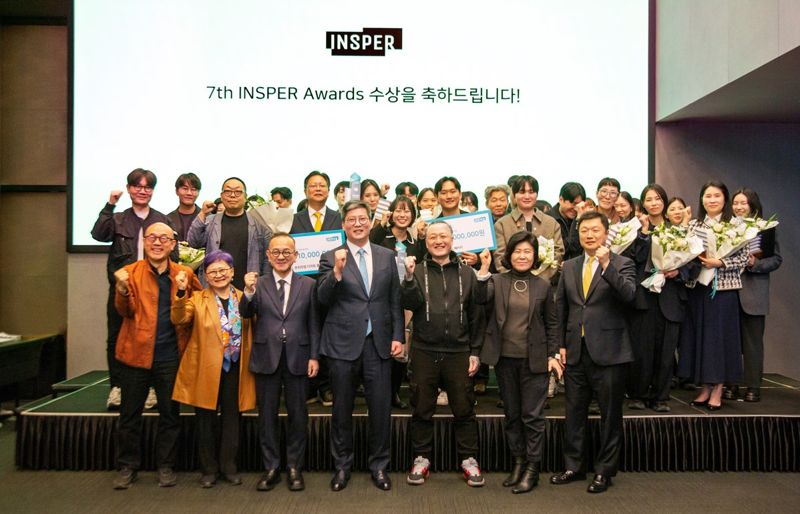 한경록 한솔제지 대표이사(앞줄 왼쪽 네번째)가 지난 10일 페이퍼 디자인 공모전 인스퍼 어워드 수상자들과 함께 기념촬영을 하고 있다. 한솔제지 제공