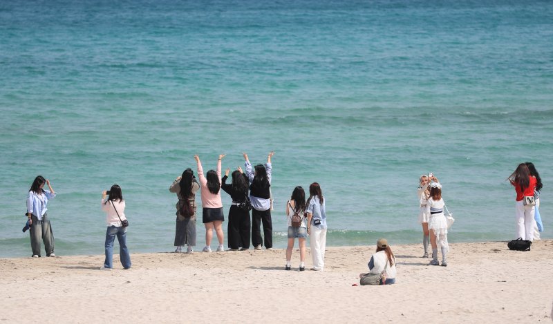 [제주=뉴시스] 우장호 기자 = 봄기운이 완연한 9일 오전 제주시 조천읍 함덕해수욕장에서 수학여행을 온 학생들이 바다를 배경으로 추억을 남기며 즐거운 시간을 보내고 있다. 2025.04.09. woo1223@newsis.com