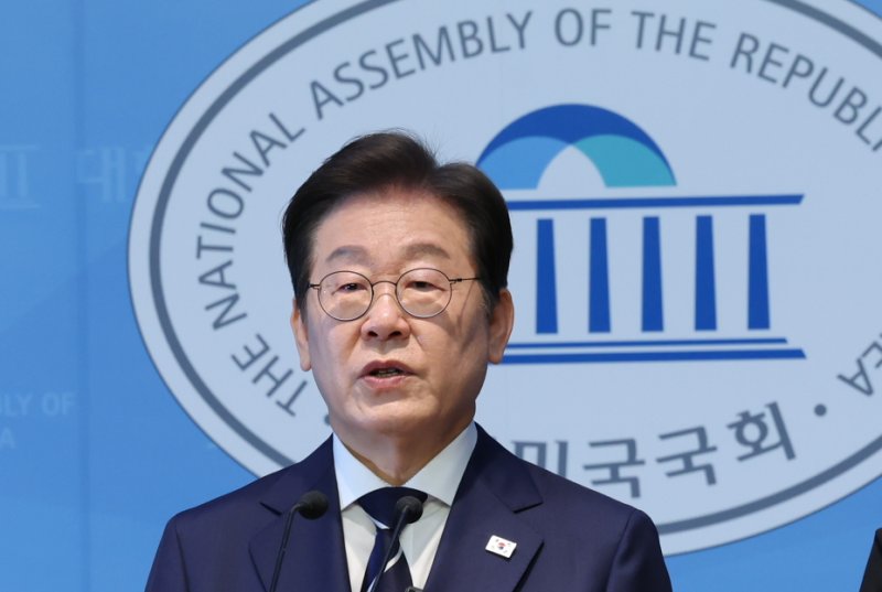 (서울=뉴스1) 이재명 기자 = 제21대 대통령선거에 출마를 선언한 이재명 더불어민주당 전 대표가 11일 오전 서울 여의도 국회 소통관에서 기자회견을 열고 비전 및 캠프 인선을 발표하고 있다. 2025.4.11/뉴스1 /사진=뉴스1화상