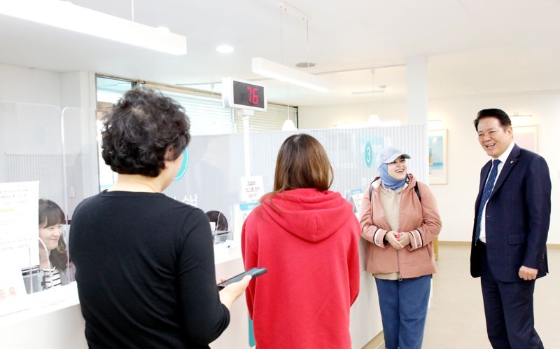 최대호 안양시장이 시민친화적으로 바뀐 동안구보건소 민원실을 둘러보고 있다. 안양시 제공