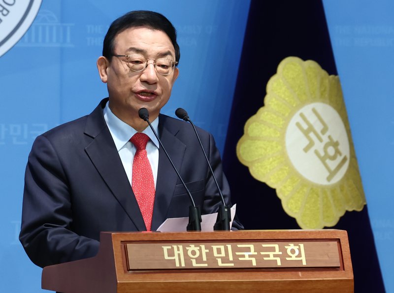 이정현 전 새누리당 대표가 8일 오전 서울 여의도 국회 소통관에서 제21대 대통령선거 출마 선언 기자회견을 하고 있다. 2025.4.8/뉴스1 ⓒ News1 김민지 기자