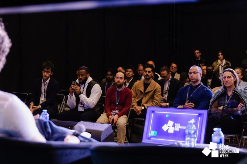 지난 8일부터 10일까지 파리 루브르박물관에서 열린 '파리블록체인위크(PBW) 2025'에서 참가자들이 발표 세션을 듣는 모습. PBW 제공.